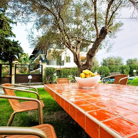 Lemon Garden Пефкохори